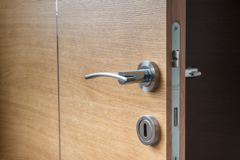 architecte-VENANSON-min_door_open_wooden_the_next_doorway_chrome_opening-668613